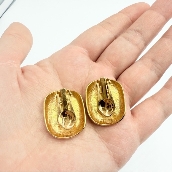 Vintage JS Joseph Smith & Sons Gold Tone Fuchsia Enamel Clip On Earrings - Picture 4 of 6